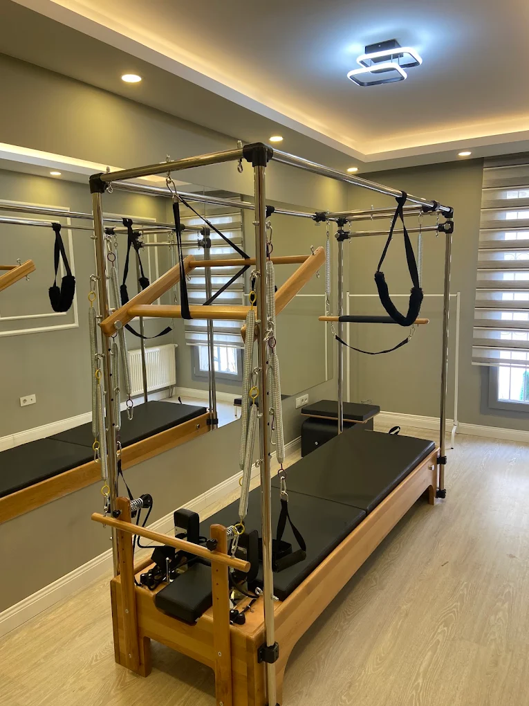 Klinik pilates alanı; cadillac ve reformer, duvarda ayna
