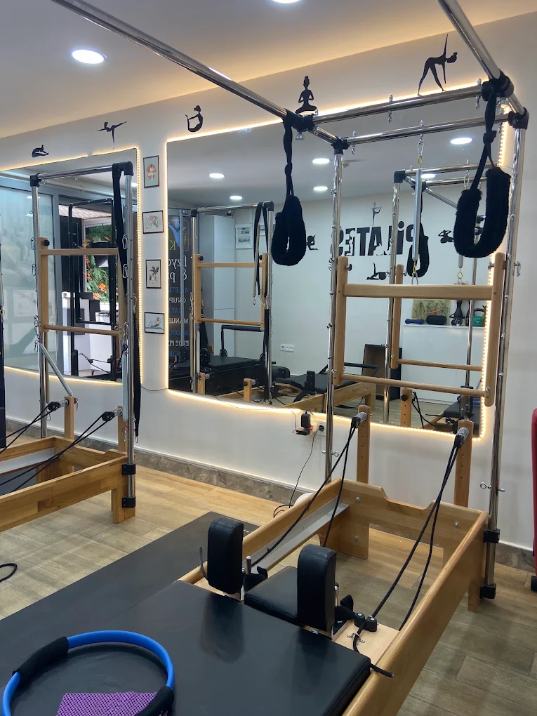 Pilates stüdyosu; reformer ve postür kontrolü için boy aynaları